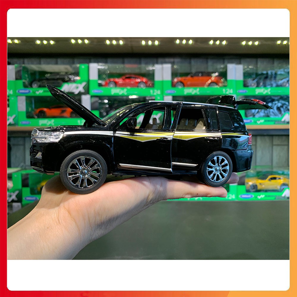 Xe mô hình Toyota Land Cruiser V8 tỉ lệ 1:24 hãng XLG Cao Cấp