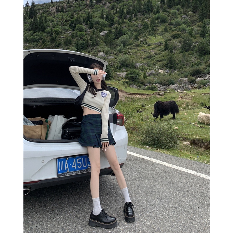 「MOTEL7」Bộ Áo Sweater Dệt Kim Dáng Ngắn Thêu Họa Tiết Màu Tương Phản + Chân Váy Ngắn Kẻ Sọc Kiểu Retro Mỹ Thời Trang Cho Nữ