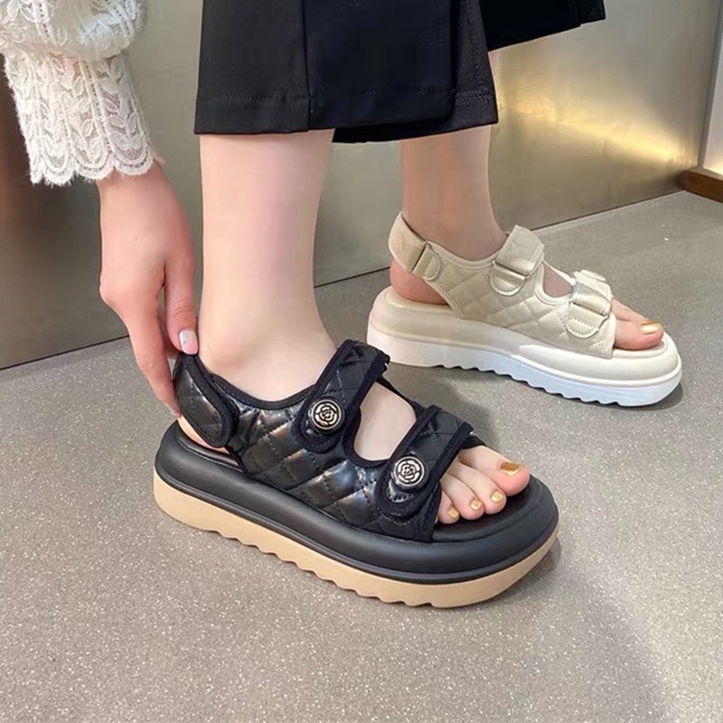 Giày sandal nữ chất da đế răng cưa 4 cm huy hiệu hoa màu trắng kem/đen