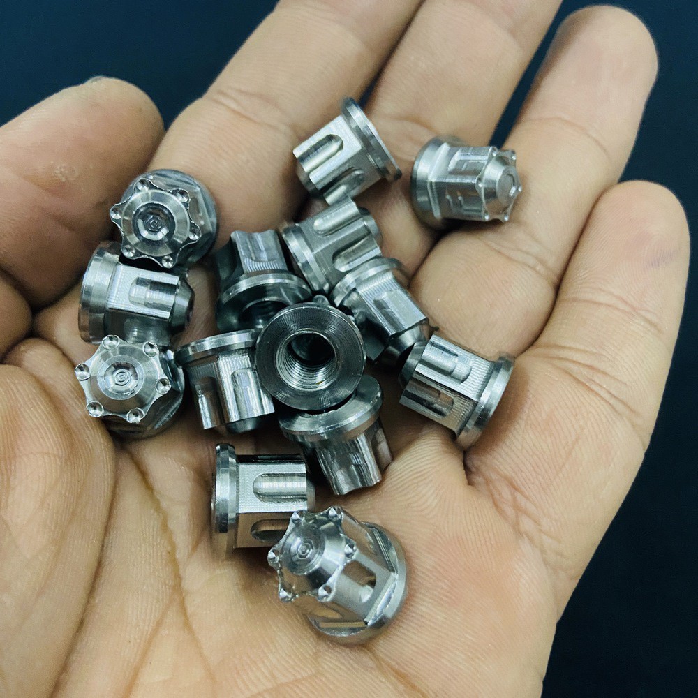 ỐC SALAYA 7LY GẮN NẮP 4 LỔ ĐẦU BÒ XE HONDA WAVE, DREAM ( COMBO 4 CON )