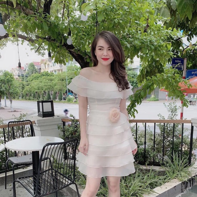 Váy xoè trễ vai