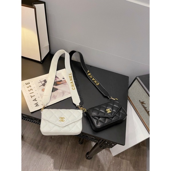 Túi Đeo Chéo Trần Ô Dáng Bì Thư Logo Gắn Dây Đeo Bản To