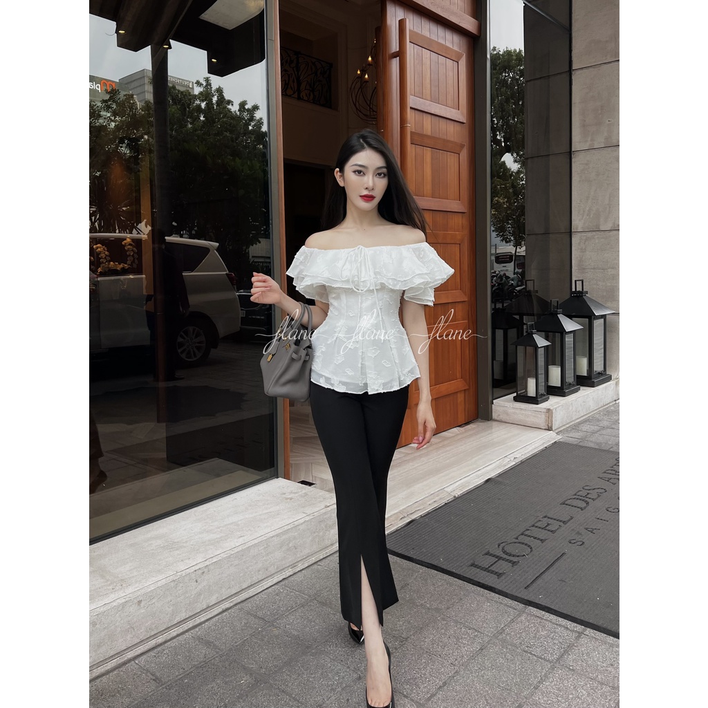 Áo trễ vai hoa nổi trắng +Quần đen cạp cao xẻ gấu
