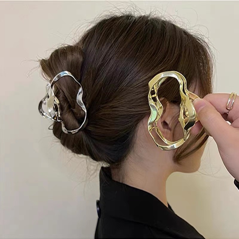 Kẹp càng cua cá mập kim loại hình tròn uốn lượn thời trang Tatitava