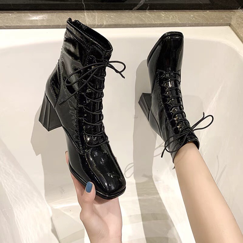 Giày bốt nữ cao cổ da bóng buộc dây phong cách Hàn. Chất liệu da mềm, đi êm chân. Kiểu dáng trẻ trung, dễ phối đồ