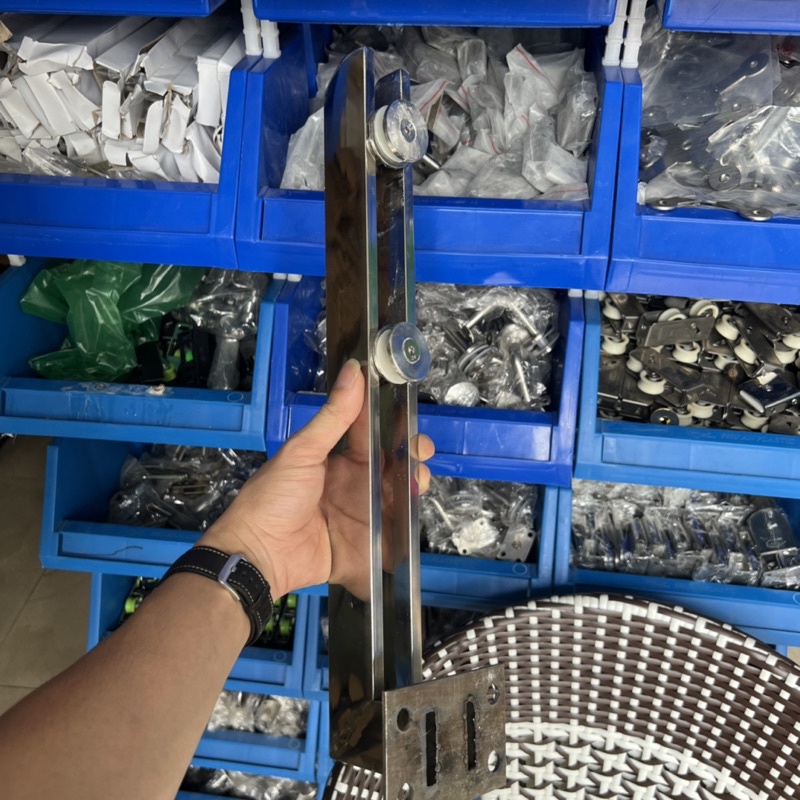 Trụ cầu thang kính bắt cạnh inox sus 304