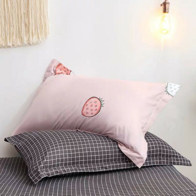 Bộ Chăn Ga Gối Dâu Hồng Caro Xám Cotton Poly