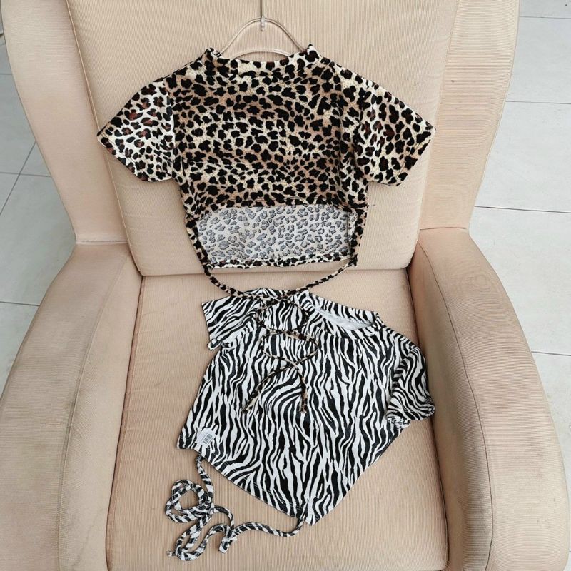 Áo Croptop hở lưng tay ngắn hoạ tiết báo, vằn hot trend