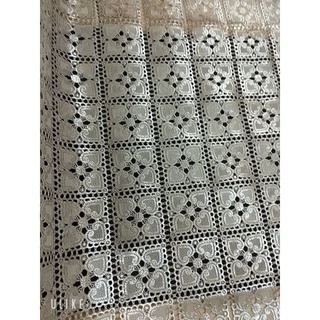 Khăn trải bàn vải ren hoa.