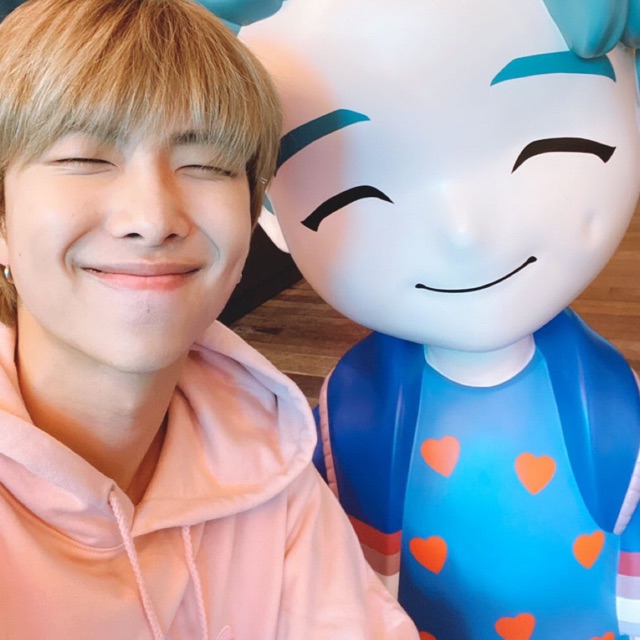 BTS RM: Chào đón bàn tay vàng của nhóm nhạc kỳ diệu BTS - RM. Những hình ảnh đầy nghệ thuật và cảm xúc sẽ giúp bạn hiểu rõ hơn về tài năng và sự nỗ lực của anh ấy.