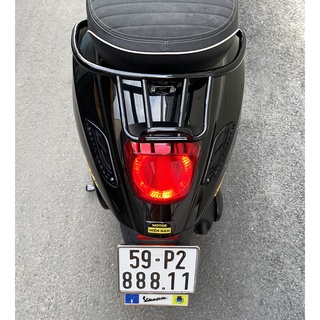 Đế biển số Vespa