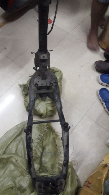 Khung sườn wa hay rs rin rã xe.Còn nguyên xi rin,có trầy .