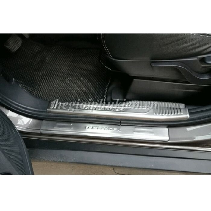 Bộ Ốp bậc, Nẹp bước chân Mitsubishi Outlander –  INOX(hàng cao cấp)