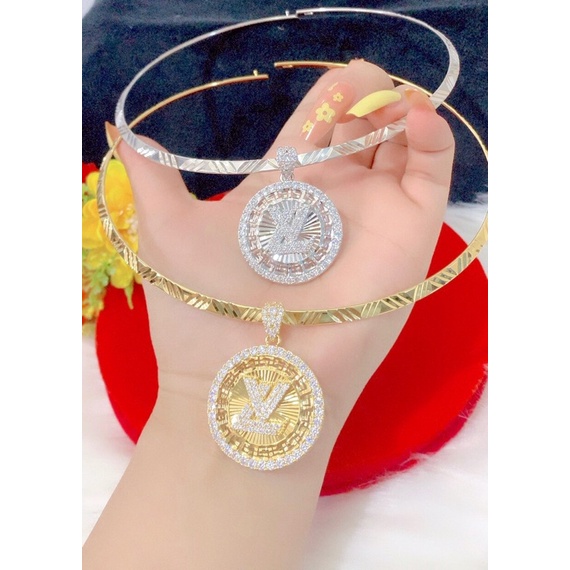 Kiềng cổ cứng mặt chạm chữ LV dát vàng 18 dát bạch kim cao cấp