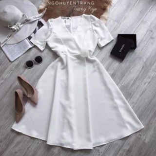 Váy trắng cổ chéo hoa eo khoá sau