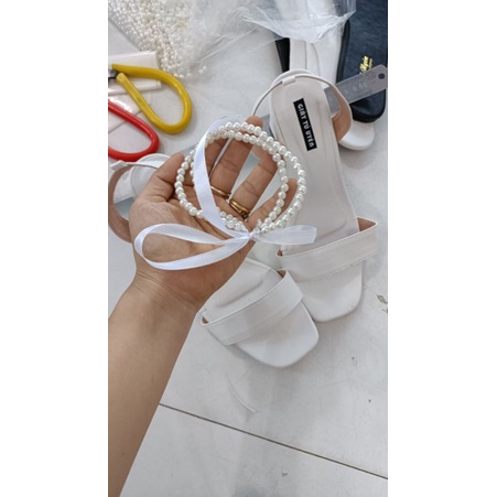 Dây ngọc rời cột vào giày