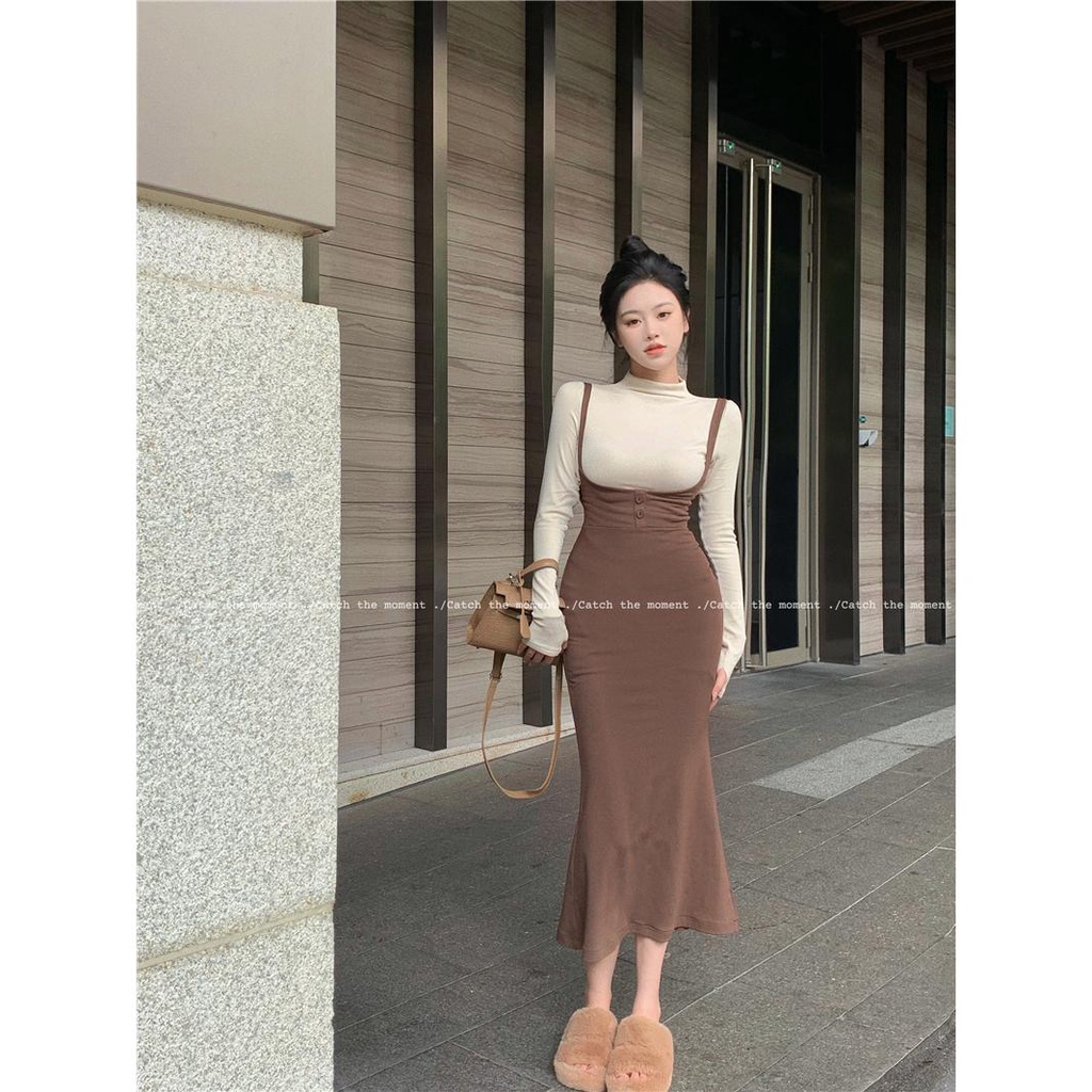 Set Áo Thun Cổ Cao + Đầm Yếm Màu Cà Phê Màu Sắc Mơ Mộng Thời Trang Mùa Thu Cho Nữ