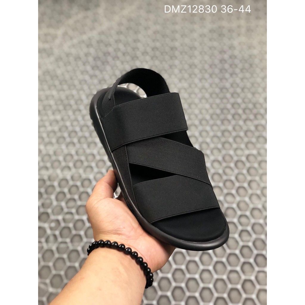 Y3 sandals are on the market. Another masterpiece of Uncle Yamamoto is novel in style and unique in design. Regardless of its thick sole, it is very light to walk, non-slip, and very comfortable on the feet. The heel is elastic with velcro. It is