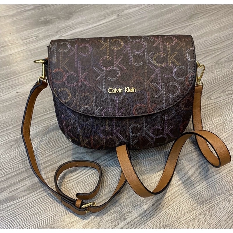 túi cK bầu bán nguyệt đeo chéo Size 20cm giá sale