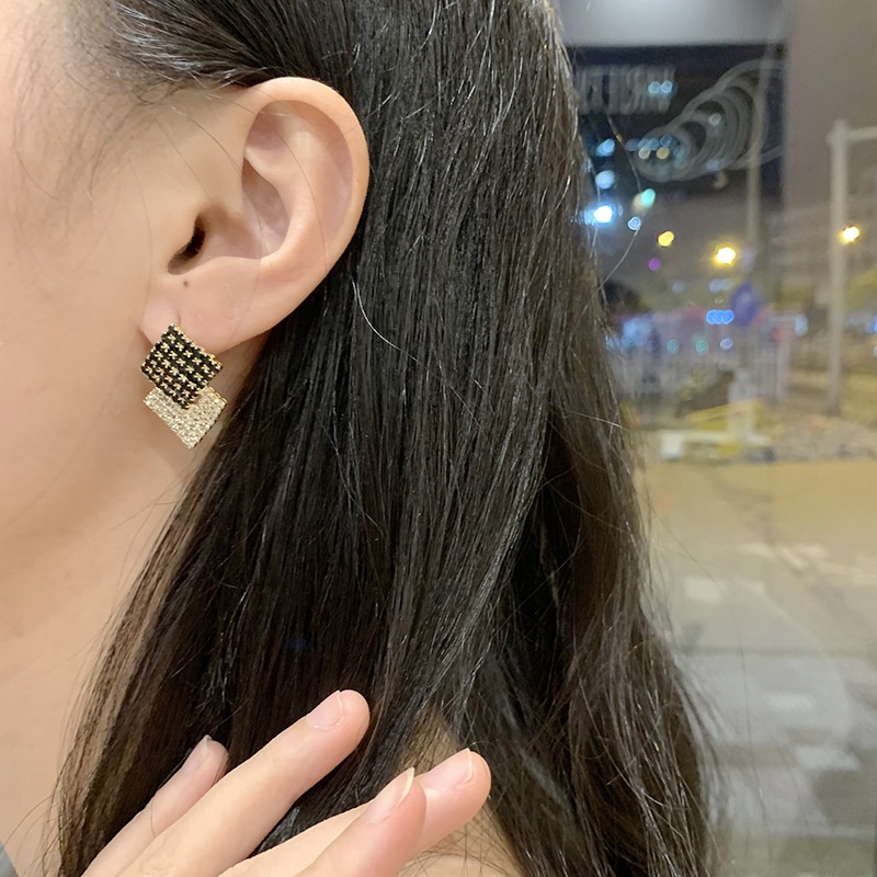 Bông Tai Đính Kim Cương Giả Màu Trắng Đen Phong Cách Hàn Quốc