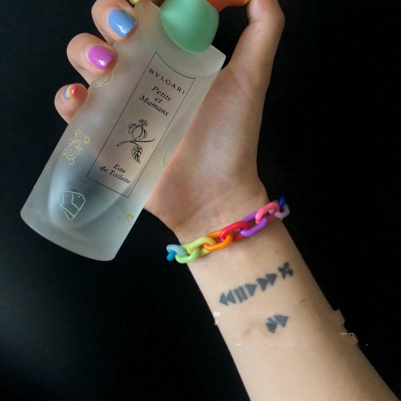 Vòng tay acrylic màu cầu vồng đơn giản độc đáo