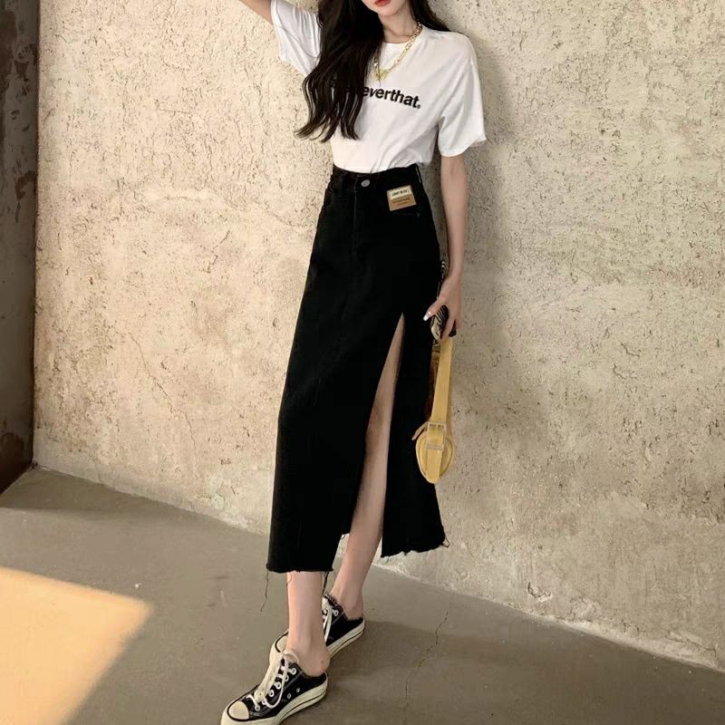 Chân váy jeans xẻ hot trend 2021