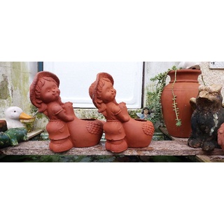 Chậu đất nung - chậu cô gái ôm gà
