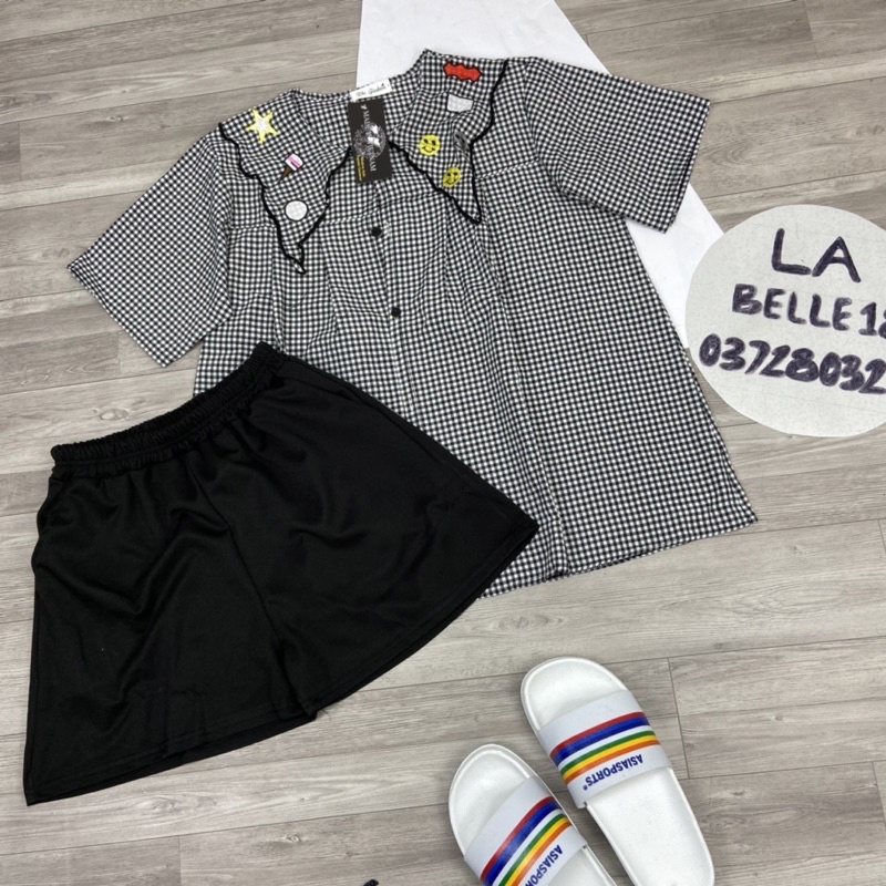 Set áo sơ mi cổ bèo kẻ caro đen trắng mix quần sooc đùi dáng rộng tay lỡ cổ thêu ô kẻ nhỏ | BigBuy360 - bigbuy360.vn
