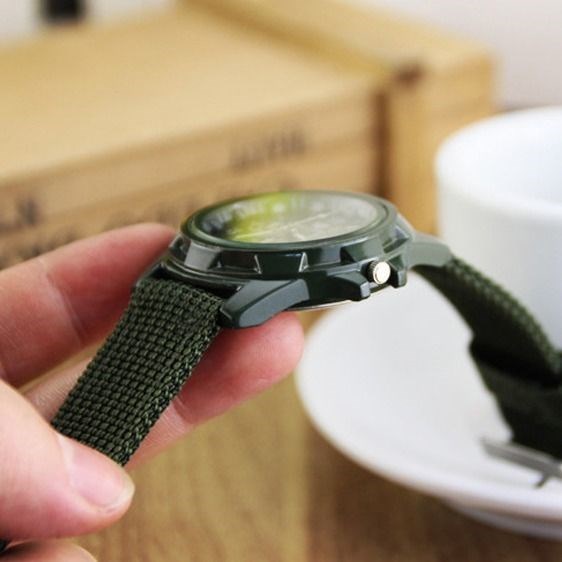 Đồng hồ đeo tay kiểu dáng đơn giản thời trang dành cho nam