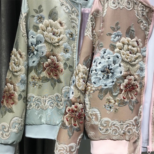 Áo khoác bomber jackets satin thêu hoa nổi | BigBuy360 - bigbuy360.vn