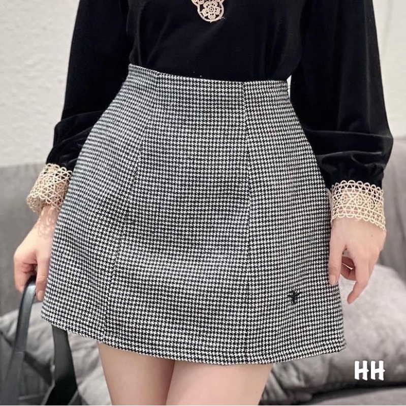 CHÂN VÁY A KẺ THÊU ONG DÁNG A CẠP CAO CÓ LÓT MS17782