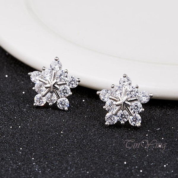 GETNOIVAS 1 đôi khuyên tai hình bông tuyết đính đá pha lê thời trang dành cho nữ