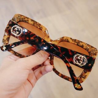 Kính râm nữ v vuông