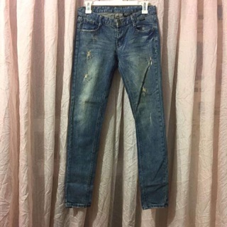 Quần jeans rách