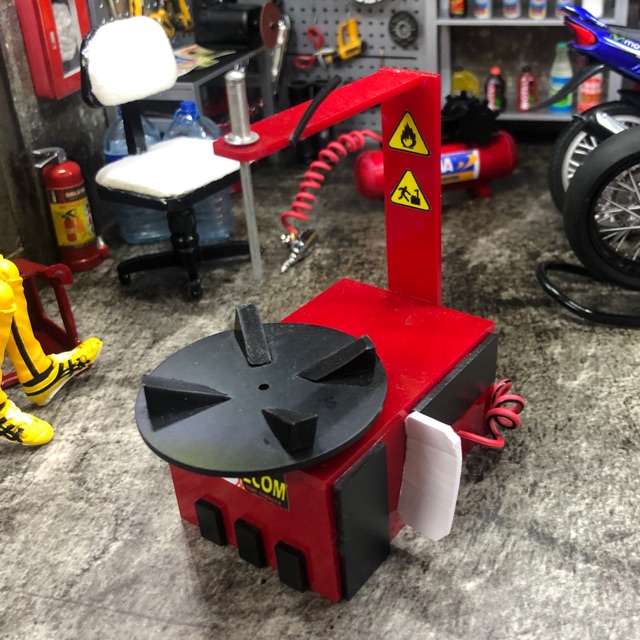 Mô hình máy tháo vỏ xe 1/12