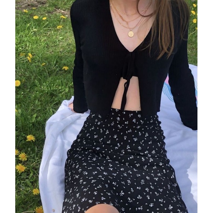 Chân váy hoa nhí đen mini skirt xinh xắn xẻ đùi.