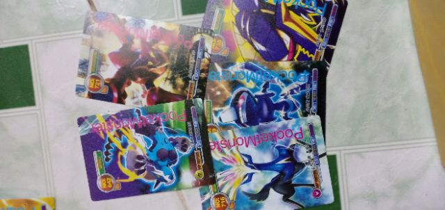 Thẻ bài pokemon dựa dẻo tuổi thơ