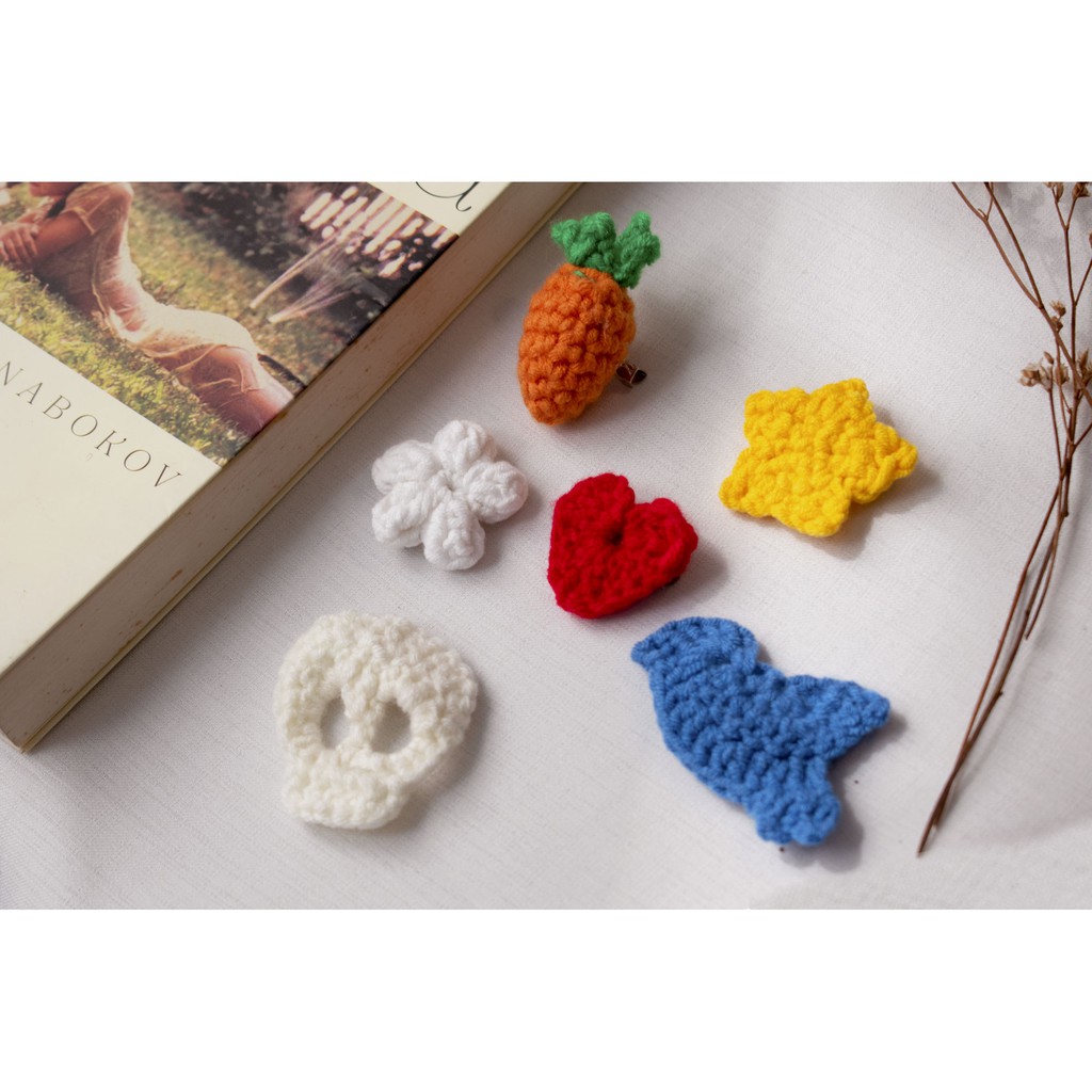 Huy hiệu/ Pin button cài áo balo móc bằng len