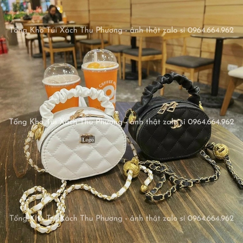 Túi đeo chéo dáng tròn quai nhún trần ô đính logo kèm dây đeo quả chuông siêu xinh