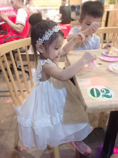 Váy thiết kế bé gái