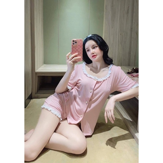 (Dưới 65kg) Đồ bộ pijama đùi tay ngắn cộc quần đùi phối ren thêu ngực cực xinh - chất LỤA MANGO mềm mịn