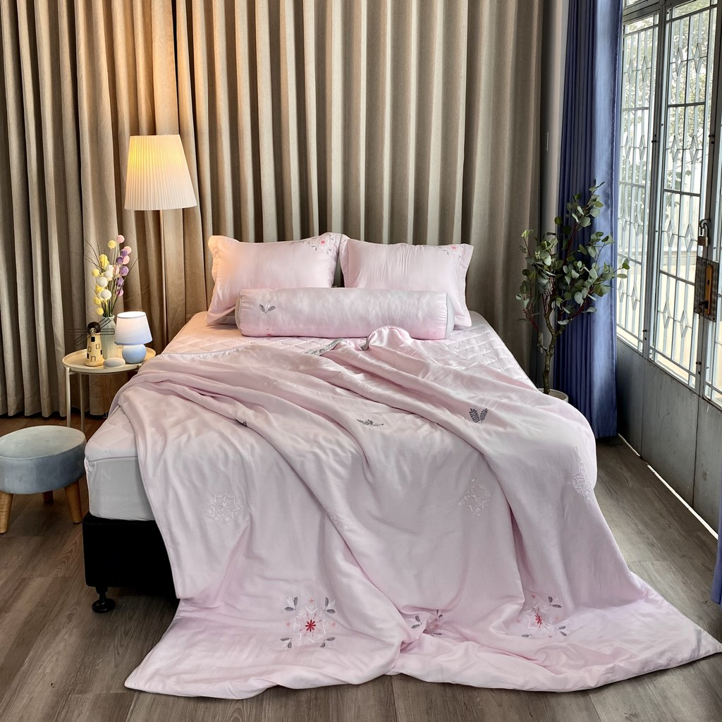 Chăn bốn mùa K-bedding By Everon Hồng Phối Xám KMTS101 Thêu Họa Tiết (200x220 cm)