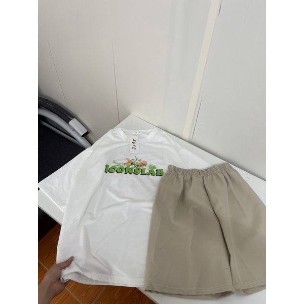 Set bộ quần áo gồm áo thun hoạ tiết hoa sau mix quần đùi kaki be Mitstore