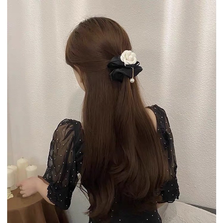 Cột tóc hoa hồng đính hạt nữ tính