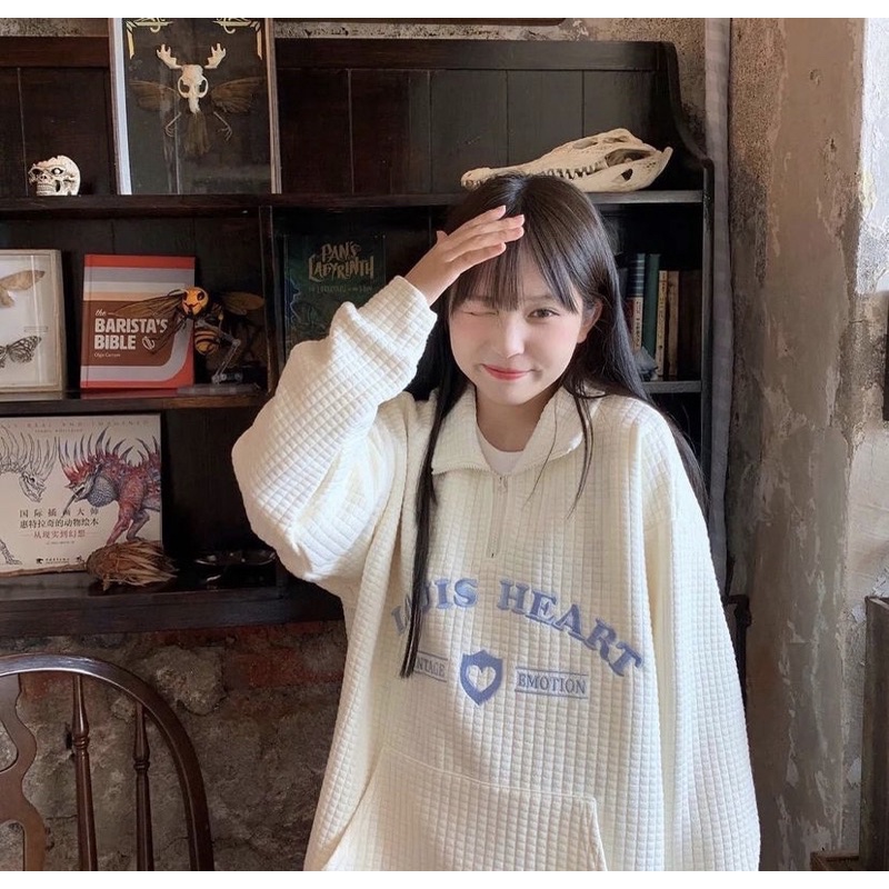 Áo sweater cổ polo phối túi thêu chữ tay dài form rộng | BigBuy360 - bigbuy360.vn