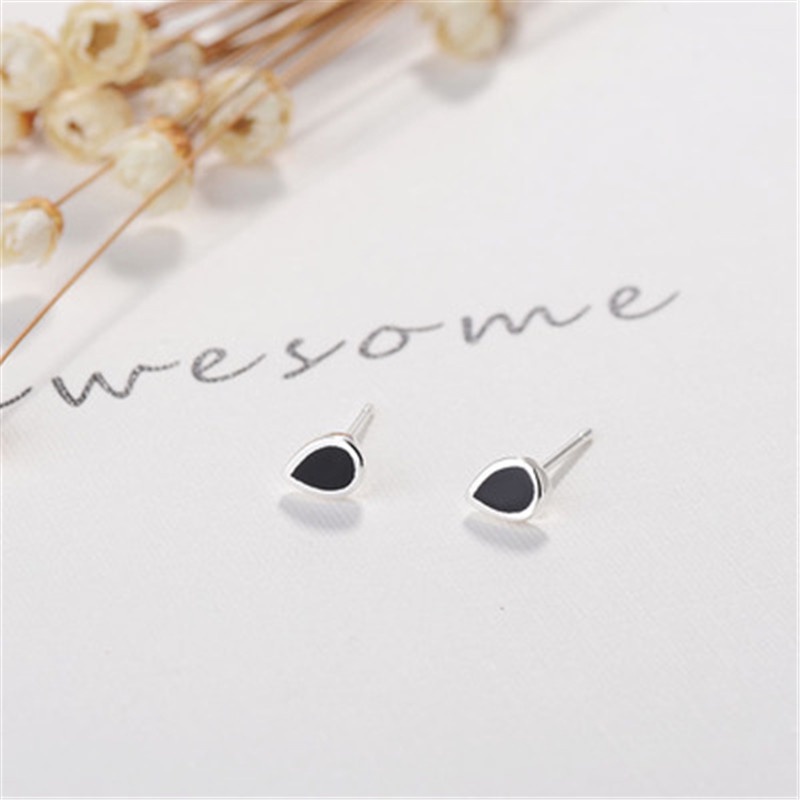 Cô gái Hàn Quốc phong cách đơn giản bông tai hình vuông hình trái tim hình học