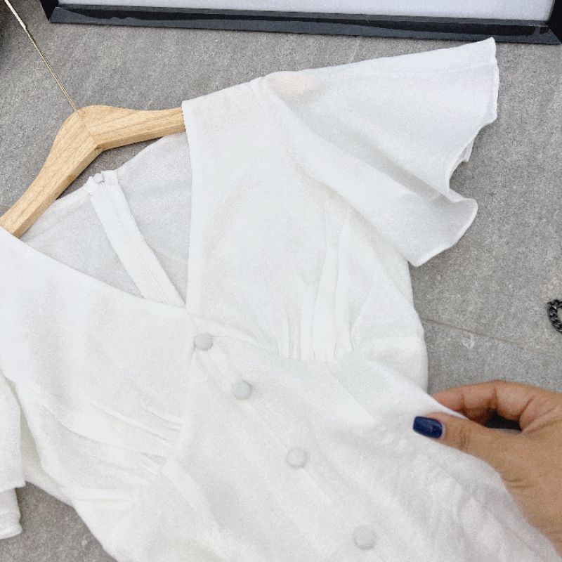 MAXI TRẮNG CỔ V PHỐI NÚT ĐUÔI CÁ