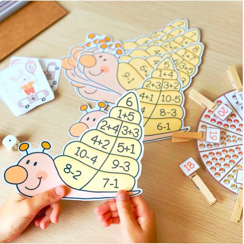 Bộ học liệu Montessori Toán cho bé - Math Busy Book