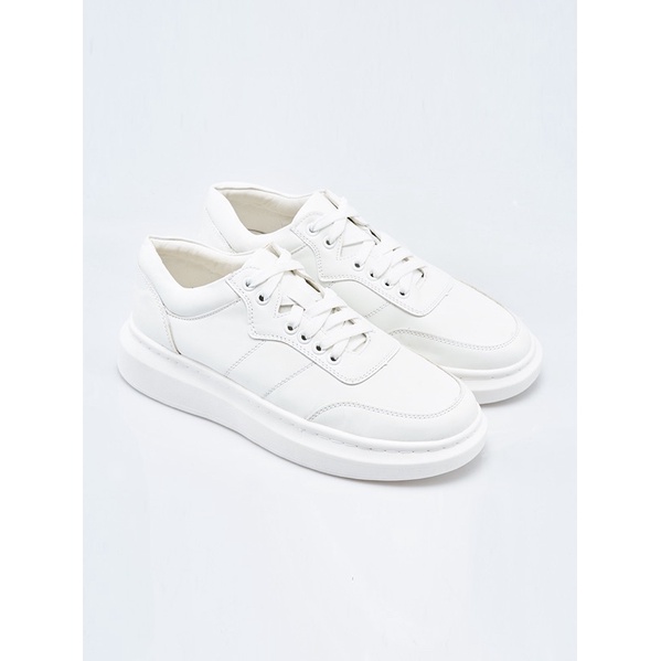 Giày trắng đế cao buộc dây kèm phụ kiện