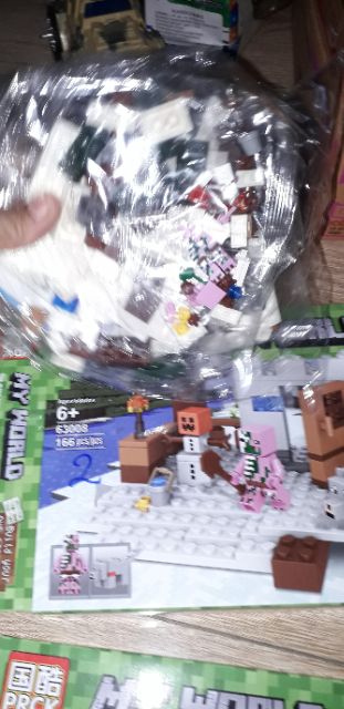 Lắp ráp 1 hộp LegoMineCraft MyWord 63008 có từ 160 chi tiết